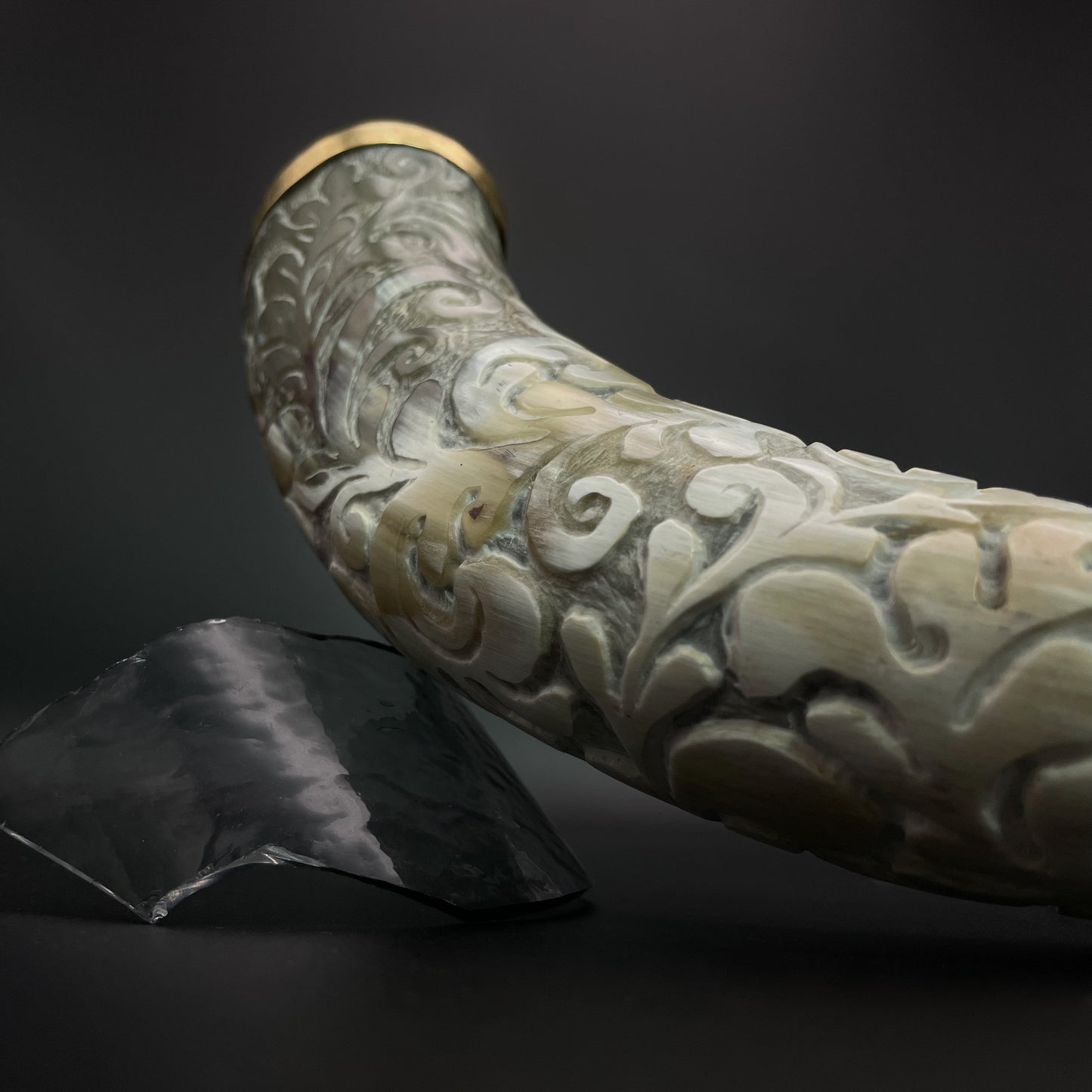 #3 Ranka graviruotas ir žalvariu apkaustytas 150ml ragas gėrimams