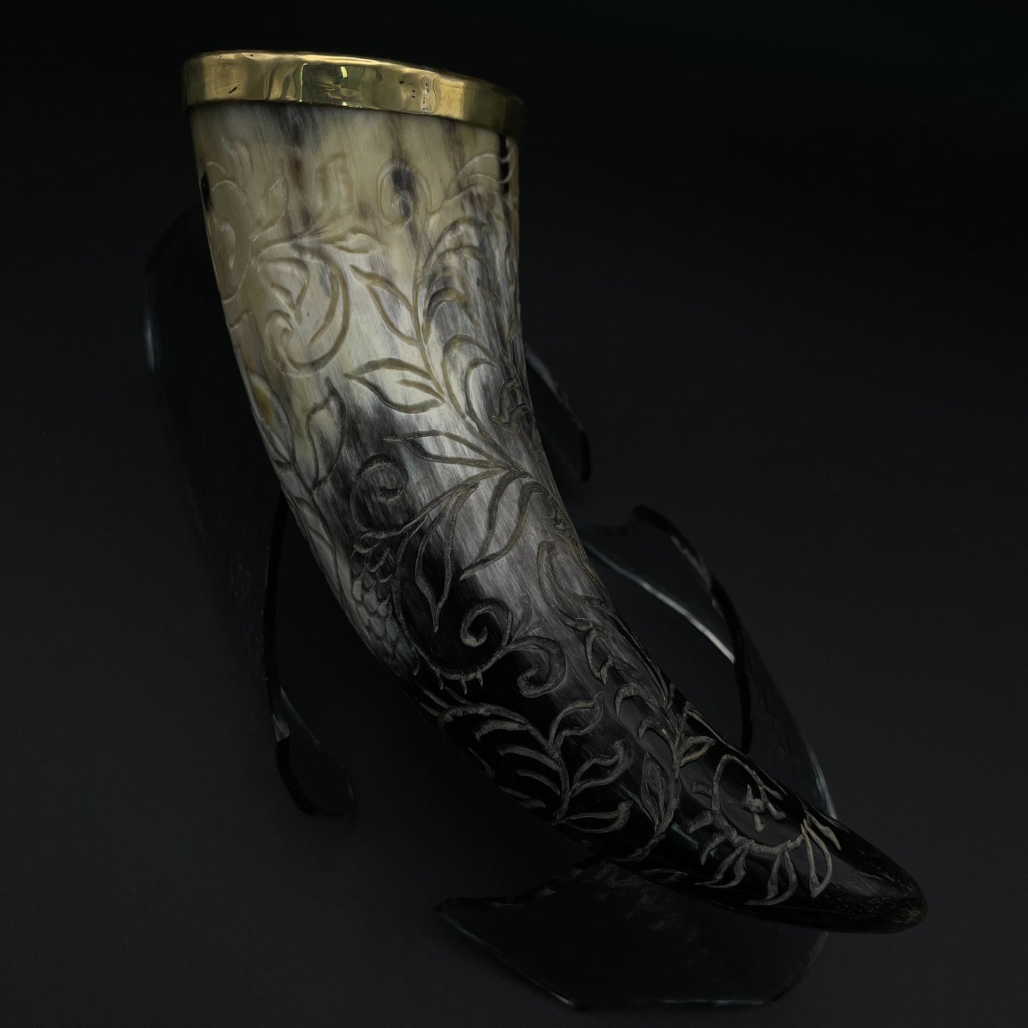 #8 Ranka graviruotas ir žalvariu apkaustytas 130 ml ragas gėrimams