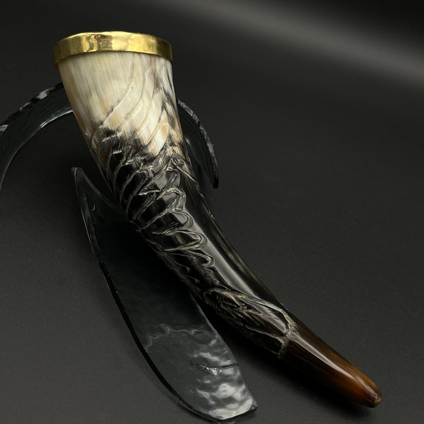 #5 Ranka graviruotas ir žalvariu apkaustytas 55 ml ragas gėrimams