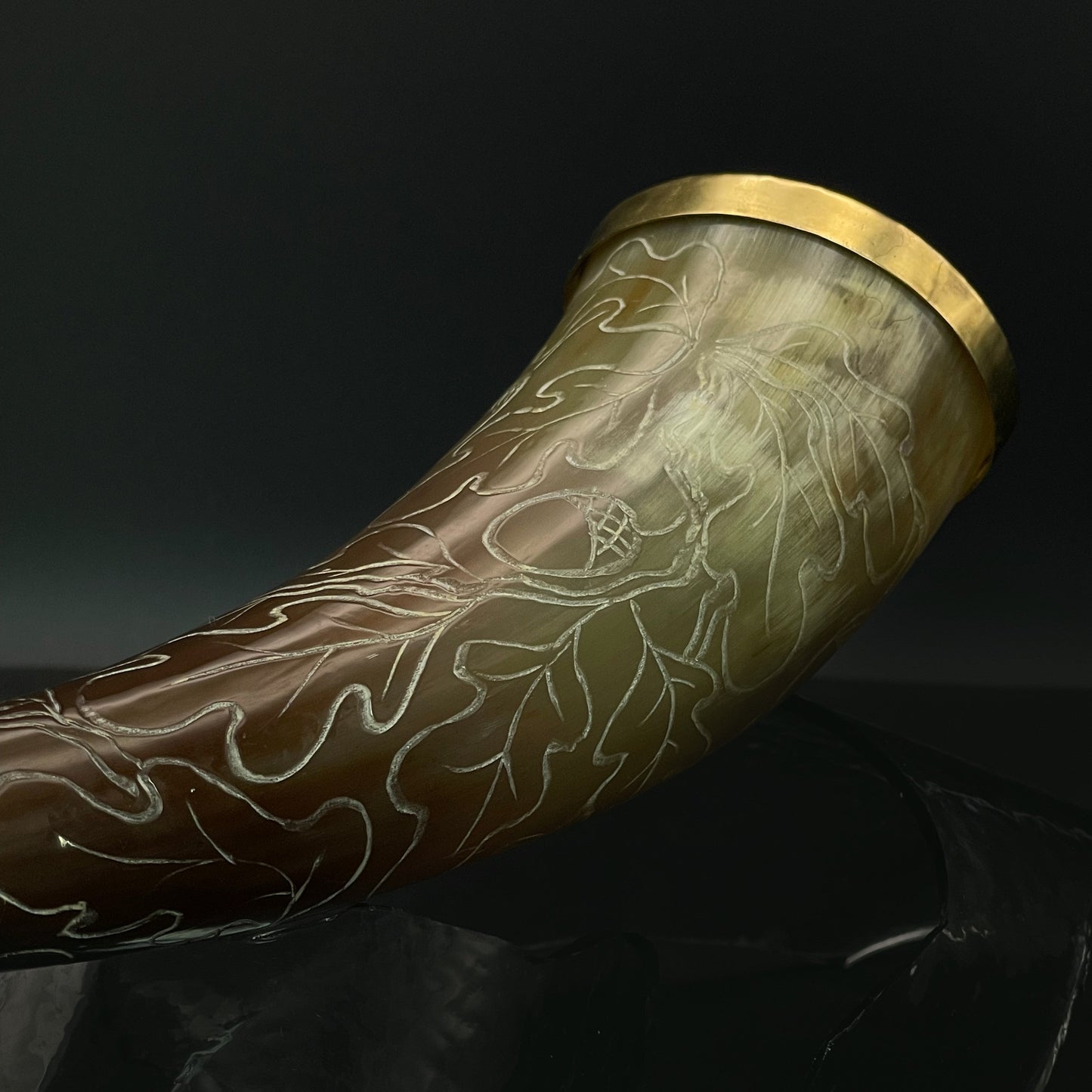 #4 Ranka graviruotas ir žalvariu apkaustytas 150ml ragas gėrimams