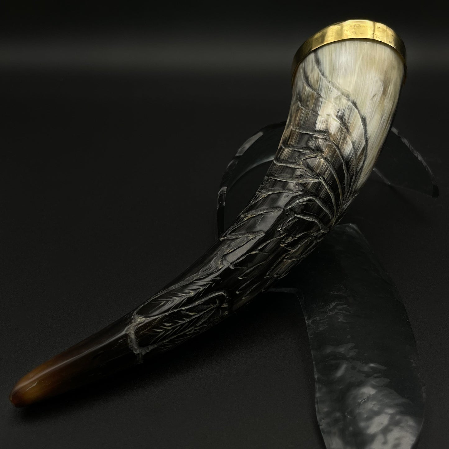 #5 Ranka graviruotas ir žalvariu apkaustytas 55 ml ragas gėrimams