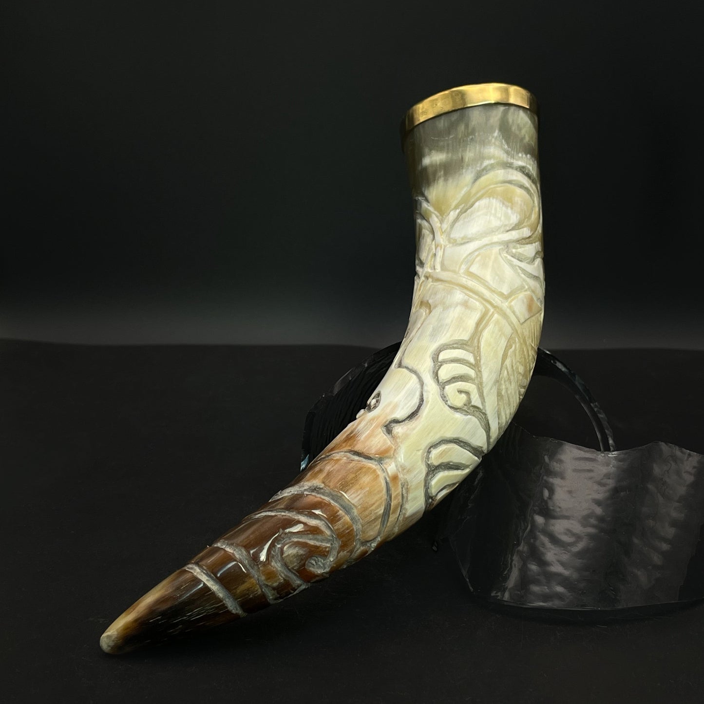 #6 Ranka graviruotas ir žalvariu apkaustytas 90 ml ragas gėrimams