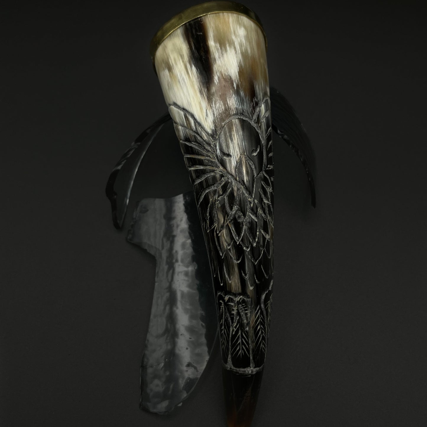 #5 Ranka graviruotas ir žalvariu apkaustytas 55 ml ragas gėrimams