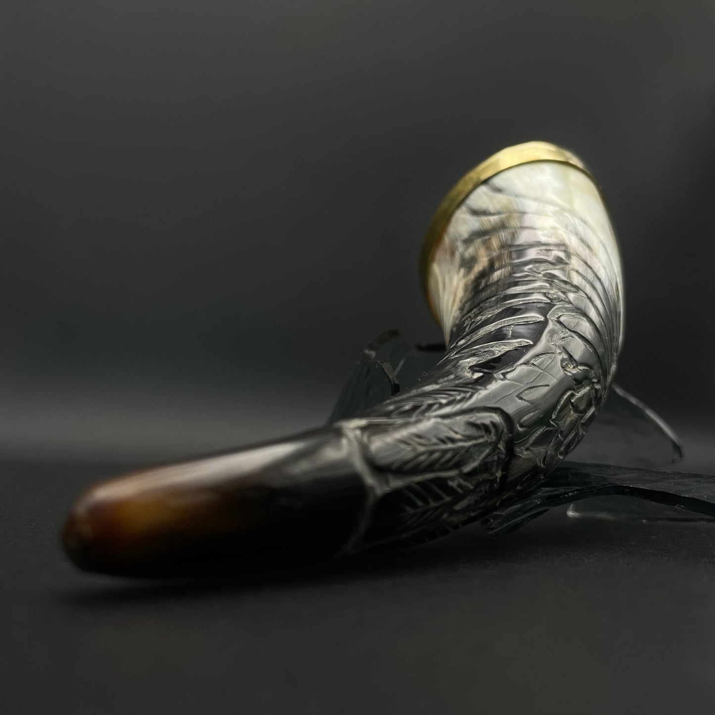 #5 Ranka graviruotas ir žalvariu apkaustytas 55 ml ragas gėrimams