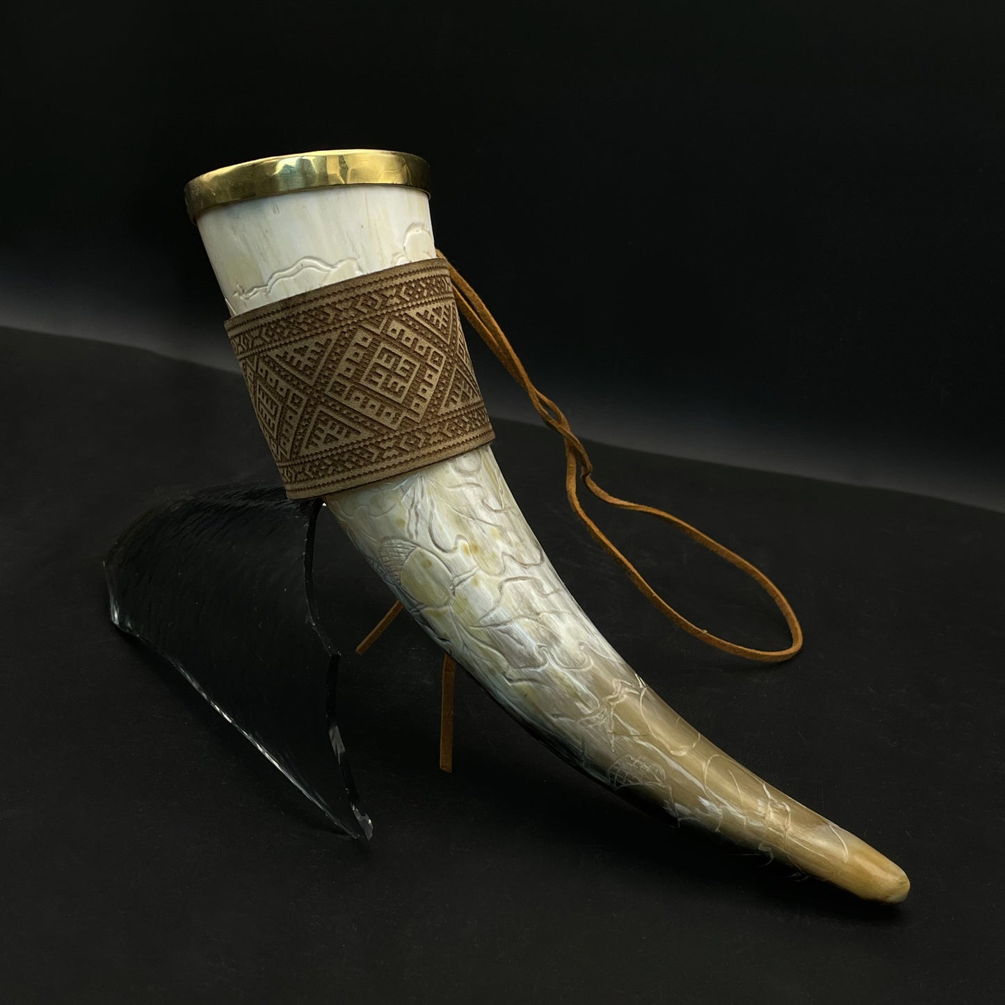 #7 Ranka graviruotas ir žalvariu apkaustytas 140 ml ragas gėrimams