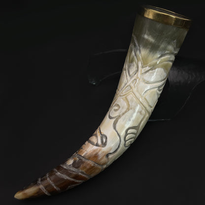 #6 Ranka graviruotas ir žalvariu apkaustytas 90 ml ragas gėrimams