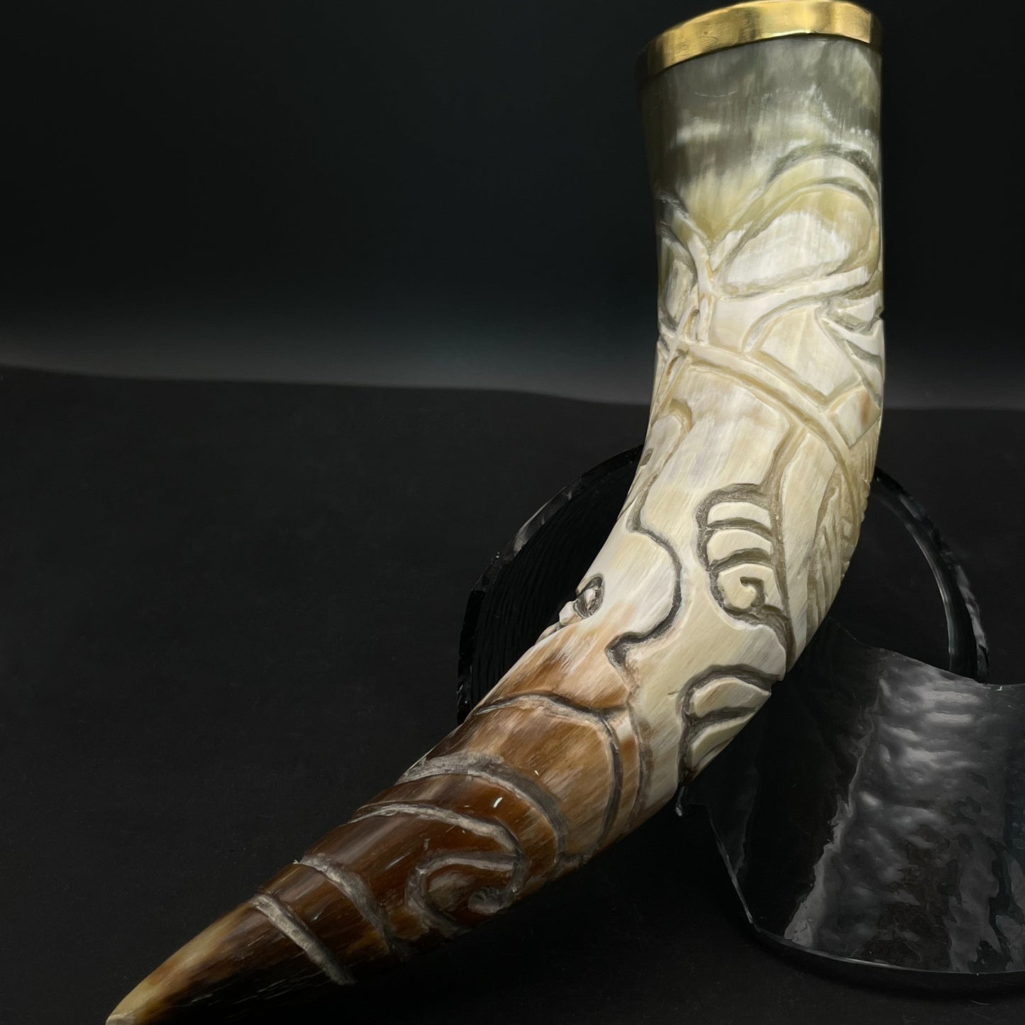 #6 Ranka graviruotas ir žalvariu apkaustytas 90 ml ragas gėrimams