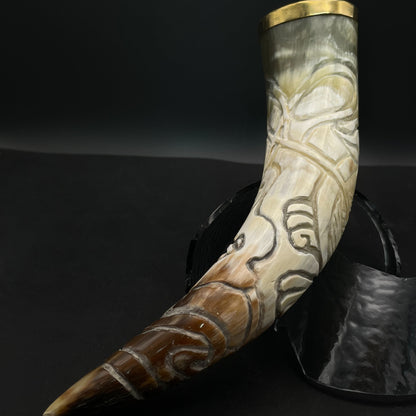 #6 Ranka graviruotas ir žalvariu apkaustytas 90 ml ragas gėrimams